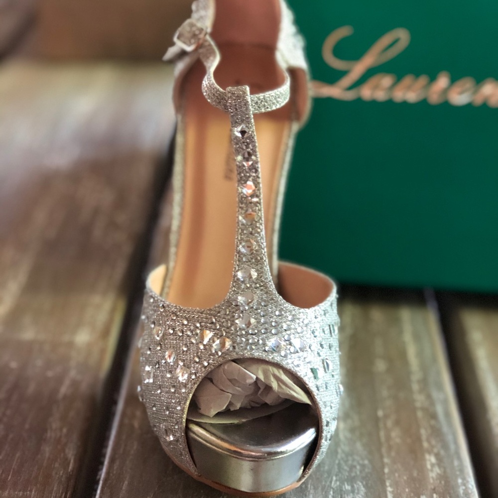 Just in time for PROM or WEDDINGS
Silver Sparkle Platform Heel - Picture 2 of 8